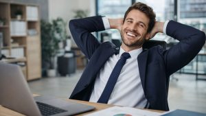 hombre contento con la gestión de su negocio con planificación